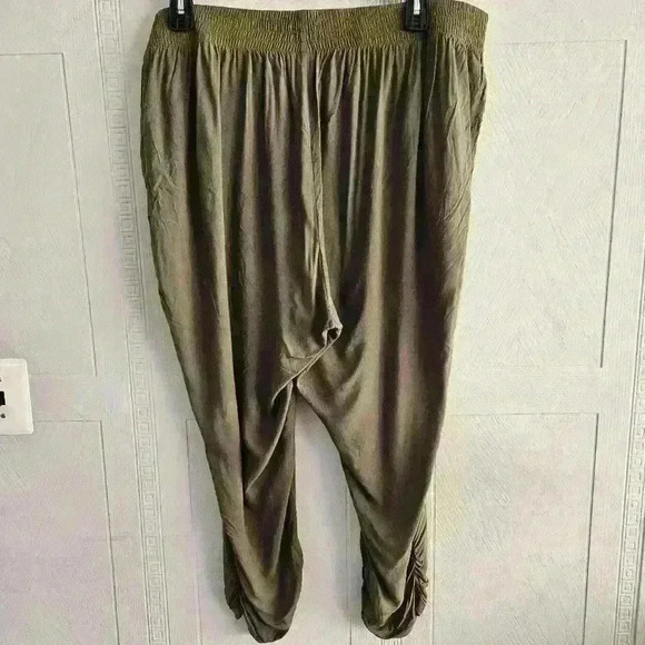 Torrid Plus Olive Green Rayon Tapered Leg Pull-on Pant Flat Front Mid-rise Sz 2 - Picture 2 of 12